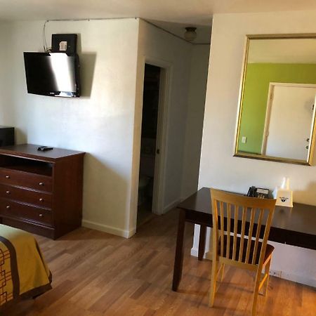 Americas Best Value Inn Visalia Exterior foto