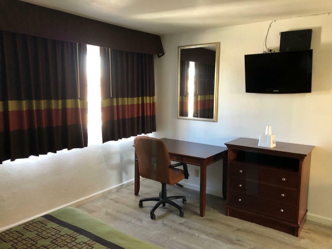 Americas Best Value Inn Visalia Exterior foto